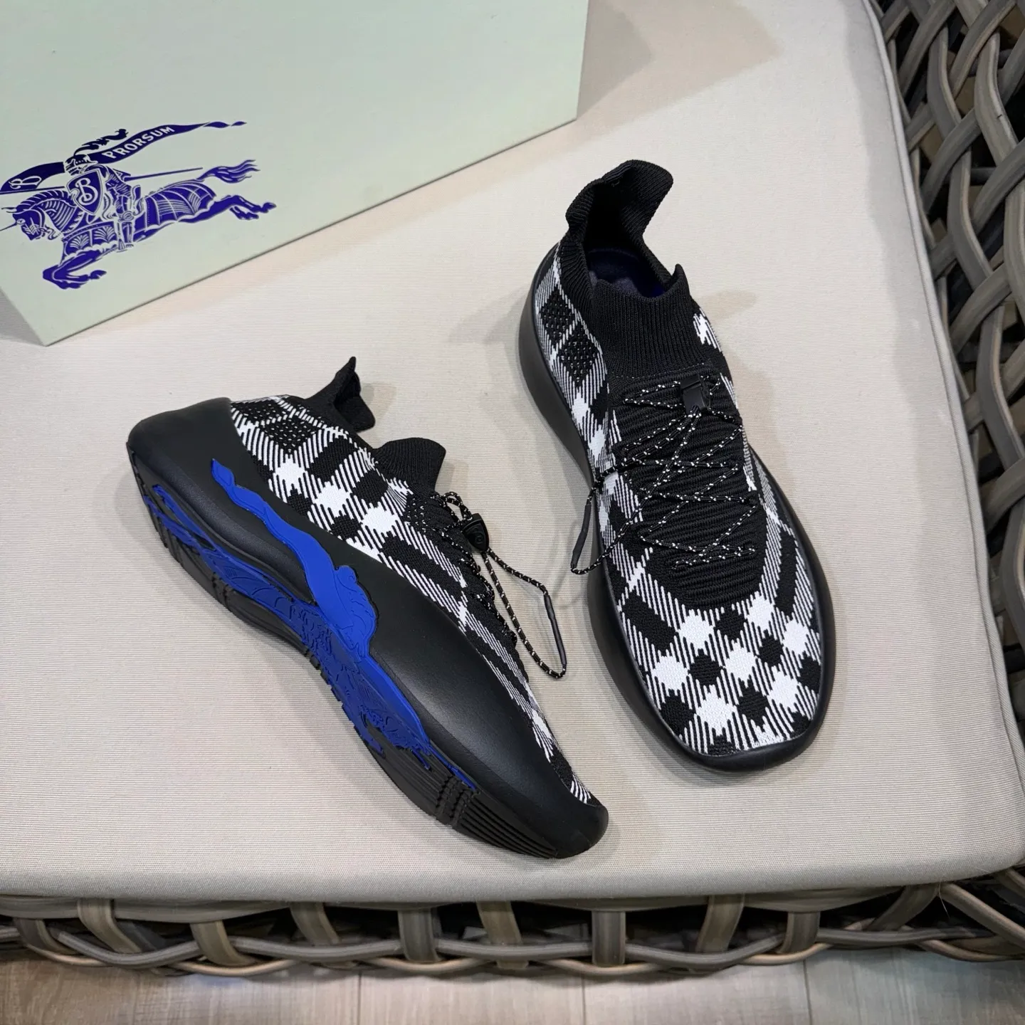 Men's shoes 💰480 [New style] 🐝🐝BURBERRY/Burberry plaid knitted Neptune sneakers｜With breathable sock-style upper｜Embellished with knitted Burberry plaid｜Leather lining Incorporated into a plaid lace design｜Equipped with B-shaped shield buckle｜The sole is decorated with a large wrapped equestrian knight logo (EKD)｜Round toe #drawstring closure#The sole is decorated with the equestrian knight logo (EKD)｜At least 50% of the main materials of the boutique are from renewable sources Size: 39-44 (45 custom-made)